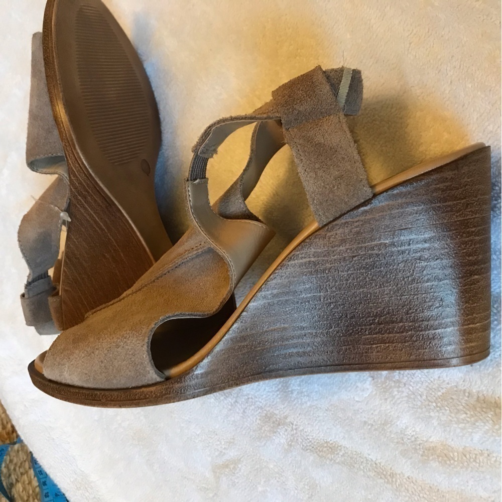 SOPHIA Milano suede wedge heel shoes  tan size 9.